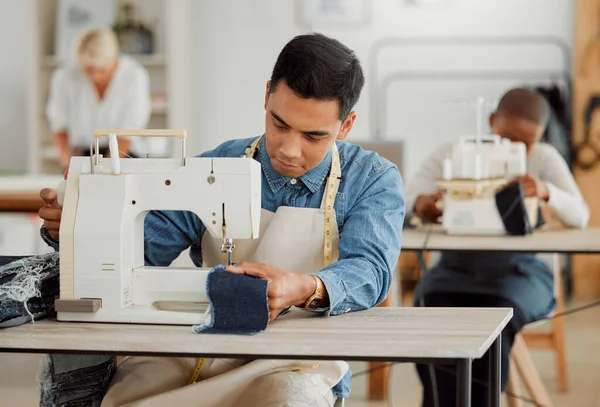 Creative Fashion Designer Learning Sewing Skills Denim Clothes Clothing Manufacturing — Stockfoto