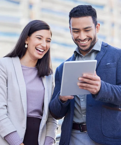 You Send Two Coworkers Using Digital Tablet Together — Stockfoto