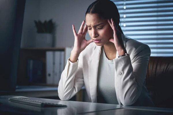 Have Splitting Headache Attractive Young Businesswoman Sitting Alone Office Night — Fotografia de Stock