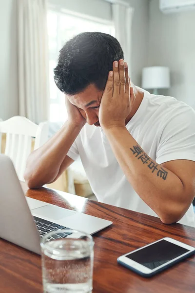 Stuck Handsome Young Man Looking Stressed While Working Laptop Living — Stock fotografie