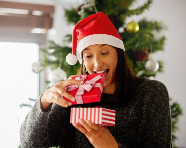 Een Jonge Vrouw Opent Cadeautjes Tijdens Kerstmis Thuis — Stockfoto