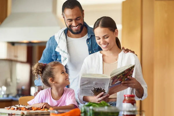 Recipe Looks Easy Enough Try Together Couple Daughter Cooking Together — ストック写真