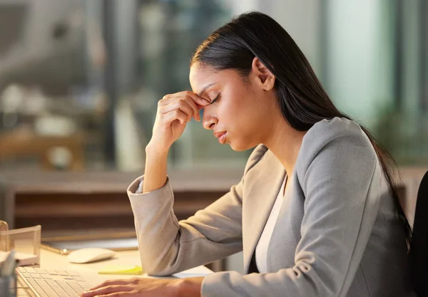 Brain Fried Young Businesswoman Looking Stressed While Using Computer Her — Stockfoto