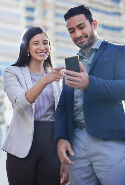 Youre Actually Pretty Hilarious Two Young Businesspeople Using Smartphone Together — Stockfoto