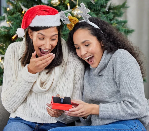 How Did You Know Needed Two Young Women Opening Gifts — Foto de Stock