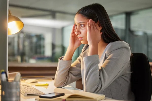 Its All French Young Businesswoman Looking Stressed While Using Computer — Stockfoto