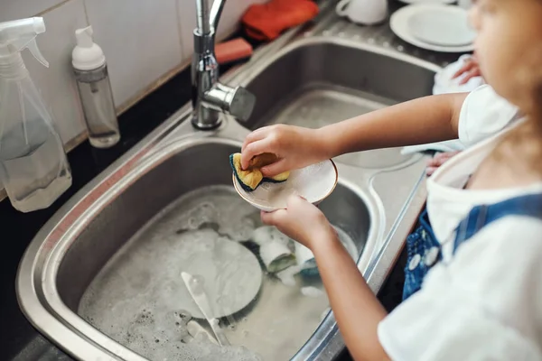Learning Responsible Unrecognizable Girl Standing Washing Dishes Kitchen Sink Home — ストック写真
