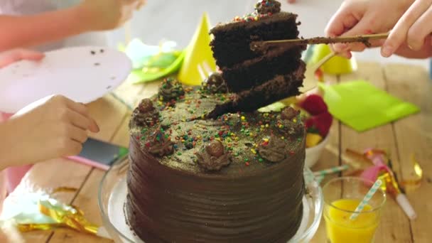 Барвистий Солодкий Святковий Шоколадний Торт Дитячій Вечірці Нарізаний Скибочками Під — стокове відео