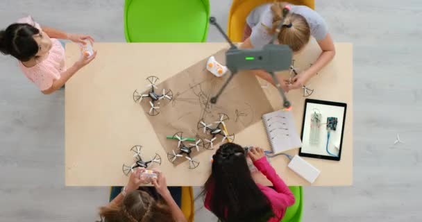 Smart Students Building Watching Making Drones Tablet Tutorial Technical Equipment — Αρχείο Βίντεο