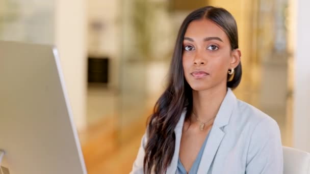 Beautiful Happy Smiling Business Woman Typing Emails Browsing Internet Searching — Αρχείο Βίντεο