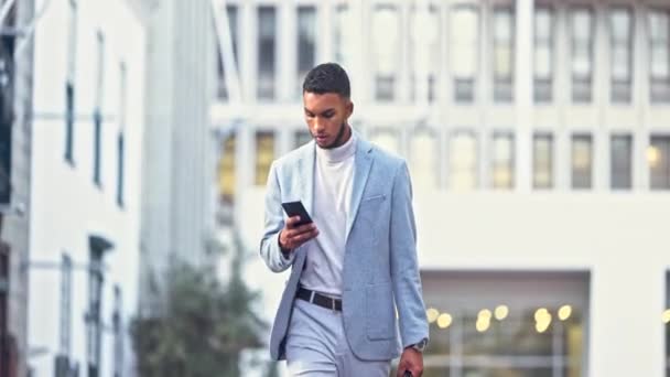 Browsing Searching Chatting Online Phone While Walking Work Urban City — Vídeo de stock