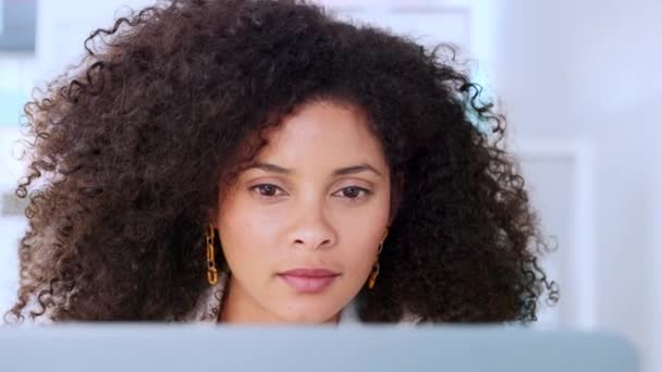 Closeup Black Business Woman Face Reading Planning Creative Marketing Strategy — Vídeo de Stock