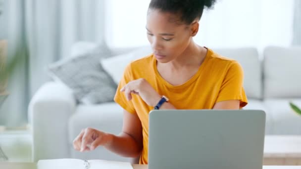 Ciddi Odaklanmış Akıllı Öğrenci Çevrimiçi Kodlamayı Öğreniyor Evdeki Dizüstü Bilgisayarından — Stok video