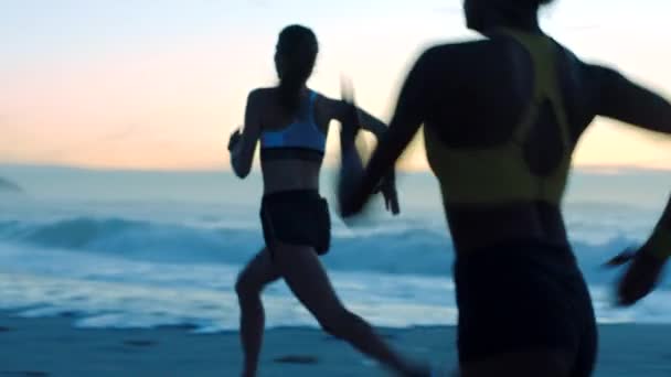 Вписуються Активні Спортивні Жінки Бігають Змагаються Заході Сонця Або Вранці — стокове відео