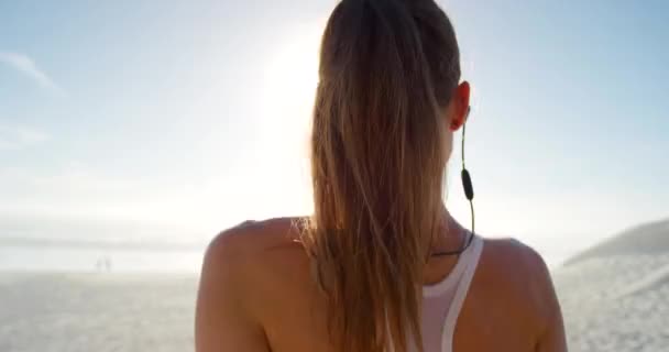 Formda Aktif Bayan Koşucu Esneyerek Müzik Dinleyerek Antrenmana Hazırlanıyor Sporcu — Stok video
