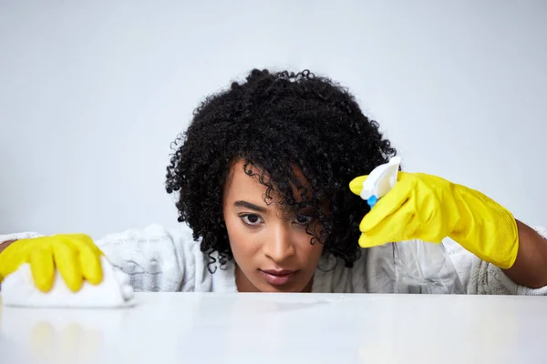 Counter Shine Done Young Woman Spraying Counter Clean — Stockfoto