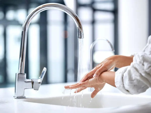 Tijdens Een Pandemie Sanitaire Voorzieningen Sleutel Een Vrouw Die Haar — Stockfoto