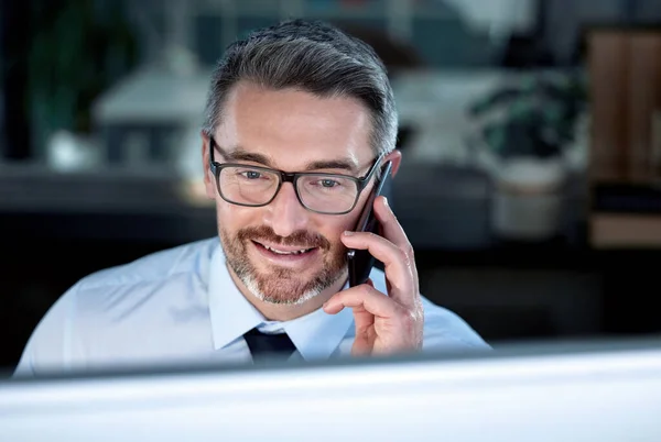 Just Looking Businessman Talking His Cellphone While Sitting His Desk — Stockfoto