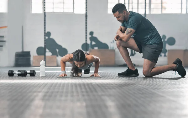 Fit Atletische Vrouw Training Met Haar Personal Trainer Sportschool Een — Stockfoto