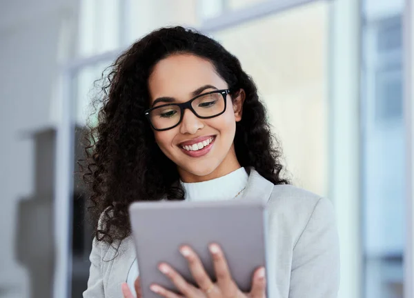 Responding Emails All Day Young Businesswoman Using Her Digital Tablet — Φωτογραφία Αρχείου