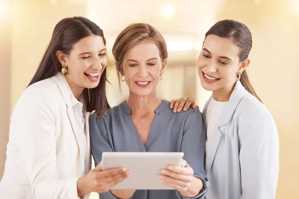 Think Big Big Group Businesswomen Using Digital Tablet Together Office — Zdjęcie stockowe