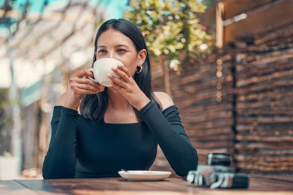 Calm Relaxed Stylish Woman Taking Coffee Break Outdoor Coffee Shop — Stok fotoğraf