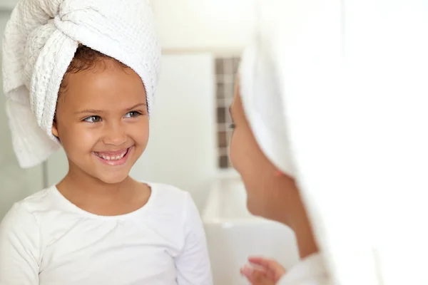 Hygiene Washing Hair Grooming Haircare Routine Mother Daughter Home Spa — Stockfoto