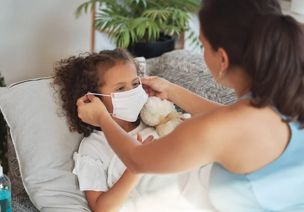 Evde Endişeli Bir Anneyle Kanepede Dinlenirken Yüzü Maske Takan Hasta — Stok fotoğraf