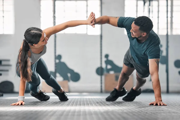 Healthy Fit Active Gym Partners Exercising Together Couple Doing Pushups — Stockfoto