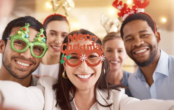 Successful Year Comes Merry Chirstmas Portrait Group Businesspeople Taking Selfies — Stock Fotó