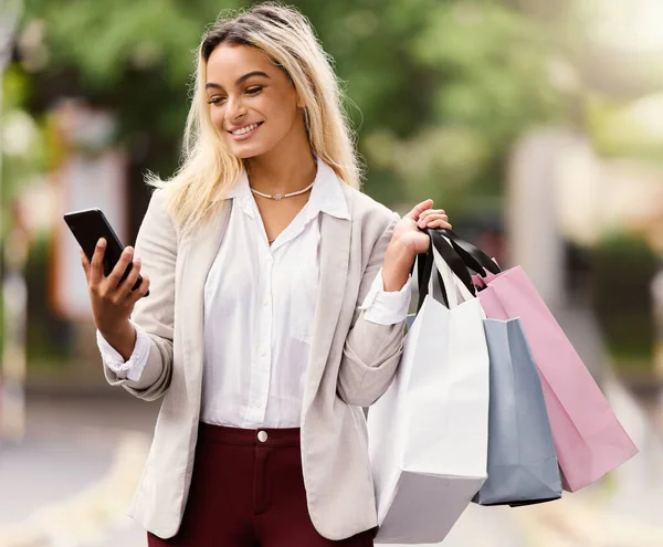 Any Sales Online Attractive Young Woman Texting While Out Shopping — Φωτογραφία Αρχείου