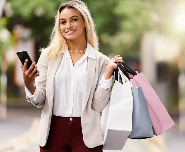 Always Looking Next Sale Cropped Portrait Attractive Young Woman Texting — Foto Stock