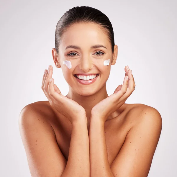 Moisturiser Feels Magic Skin Attractive Young Woman Applying Moisturiser Her — Stock Photo, Image