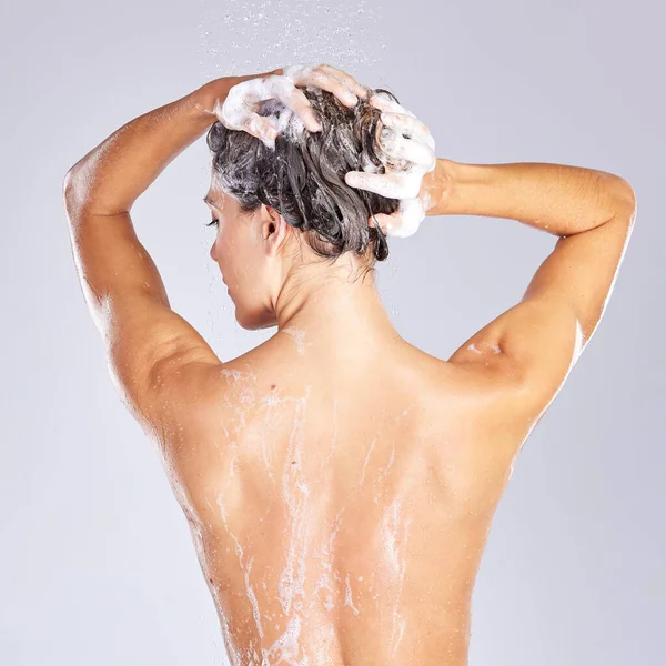 Massaging Shampoo Her Scalp Studio Shot Attractive Young Woman Washing — Stok fotoğraf