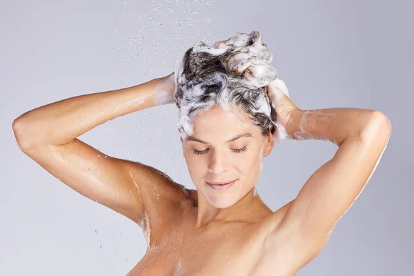 Maintaining Her Crown Studio Shot Attractive Young Woman Washing Her — Φωτογραφία Αρχείου