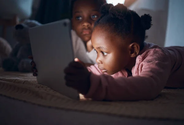 Spend Time Your Siblings Siblings Using Digital Tablet Together — Foto Stock