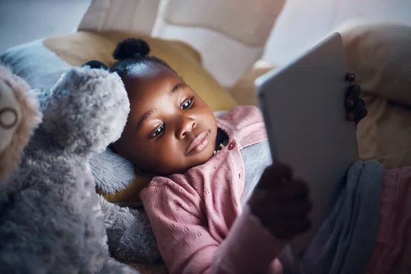 Time Some Intense Relaxation Little Girl Using Her Digital Tablet — Foto Stock