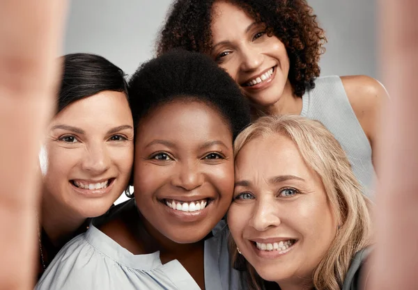 Захоплення Найкращих Моментів Разом Різноманітна Група Жінок Стоять Поруч Студії — стокове фото
