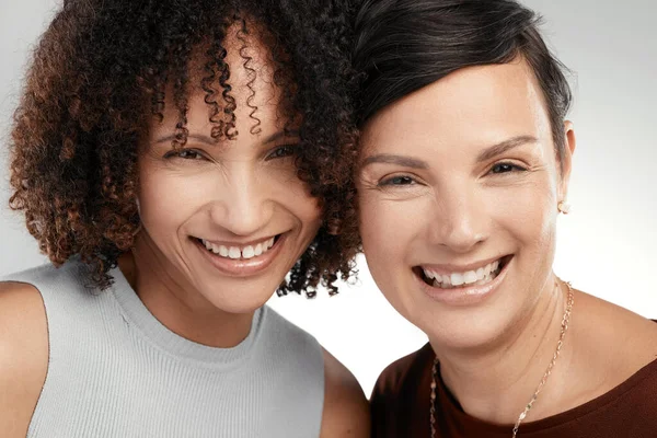 Záblesky Našich Perleťově Bílých Dvě Atraktivní Ženy Stojící Blízko Sebe — Stock fotografie