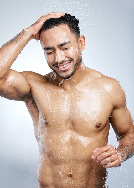 Hop Shower Refreshing Feeling Studio Shot Handsome Young Man Taking — Φωτογραφία Αρχείου