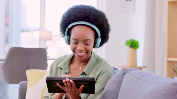 Happy Smiling African Woman Browsing Streaming Watching Videos Online Tablet — Αρχείο Βίντεο