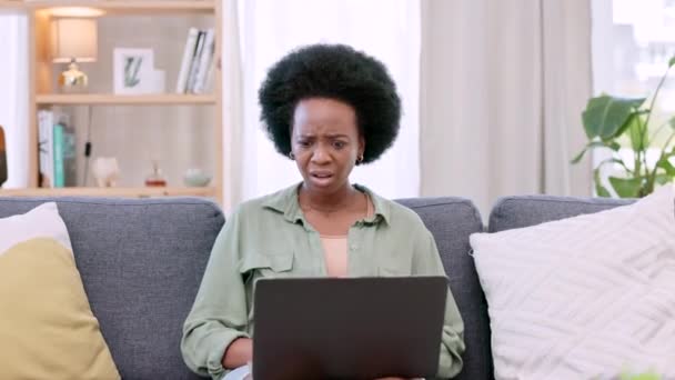 Boos Ongelukkig Gefrustreerd Vrouw Controleren Laptop Voor Salaris Inkomsten Betalen — Stockvideo