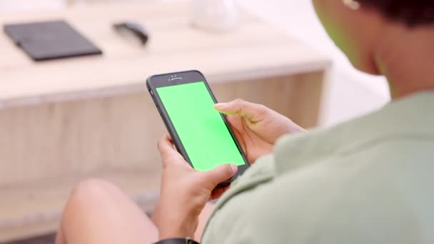 Green Screen Chromakey Blank Phone Searching Internet Browsing Online Scrolling — Vídeo de Stock