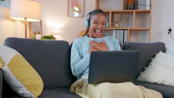 Vrouw Die Een Grappig Gesprek Voert Een Online Video Gesprek — Stockvideo