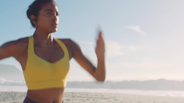 Активна Спортивна Спортивна Жінка Бігає Тренується Робить Кардіо Пляжі Влітку — стокове відео