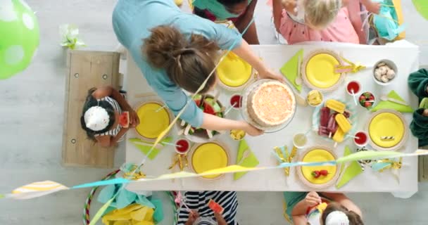 Verjaardagsfeest Viering Voor Kinderen Met Taart Snacks Zoete Traktaties Een — Stockvideo