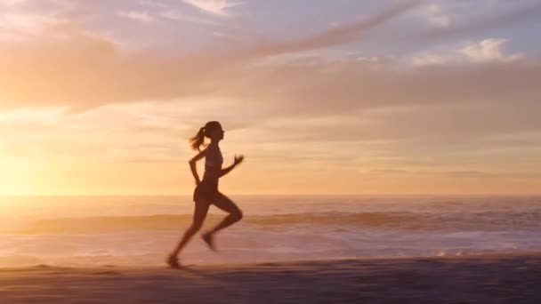 Fit Active Jogger Running Ocean Beach Shore Sunset Sky Background — Stock videók