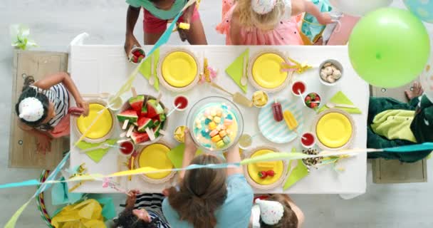Fa17 Birthday Party Balloons Cake Children Celebrating Together Rainbow Decorated — стоковое видео