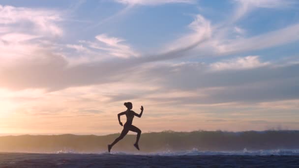 Active Fit Sporty Athlete Running Beach Shore Sunset Sky Background — Stockvideo