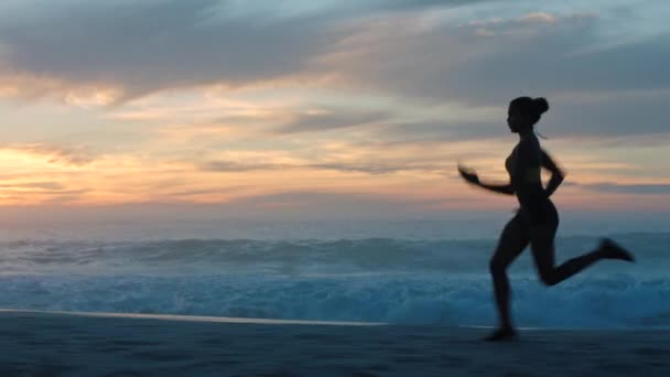 Active Sporty Fit Woman Running Sprinting Jogging Beach Sunrise Summer — Stock videók
